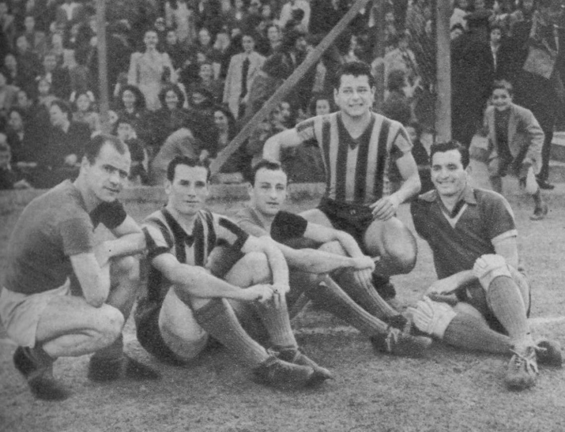 Imagen Un quinteto de altos valores del clásico rosarino: Sobrero, Fogel, Arnaldo, Waldino Aguirre y Quatrocchi. El match tuvo por escenario el campo de Newell's. 