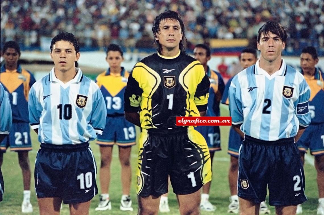 Imagen En la Selección, junto a Germán Burgos y Eduardo Berizzo. “En el Mundial 2002 directamente ni entré. Lo peor para un jugador de fútbol es no estar apto para la competencia, entonces pienso: “Puta madre, tuve la oportunidad de estar en dos Mundiales y casi no estuve apto para competir de igual a igual con el resto”.