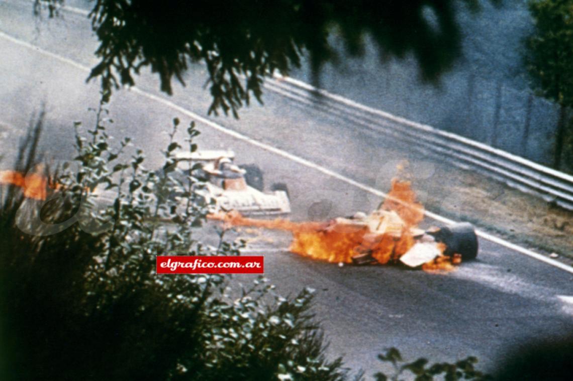 Imagen Su trágico accidente el 1 de agosto de 1976 en el circuito de Nürburgring.