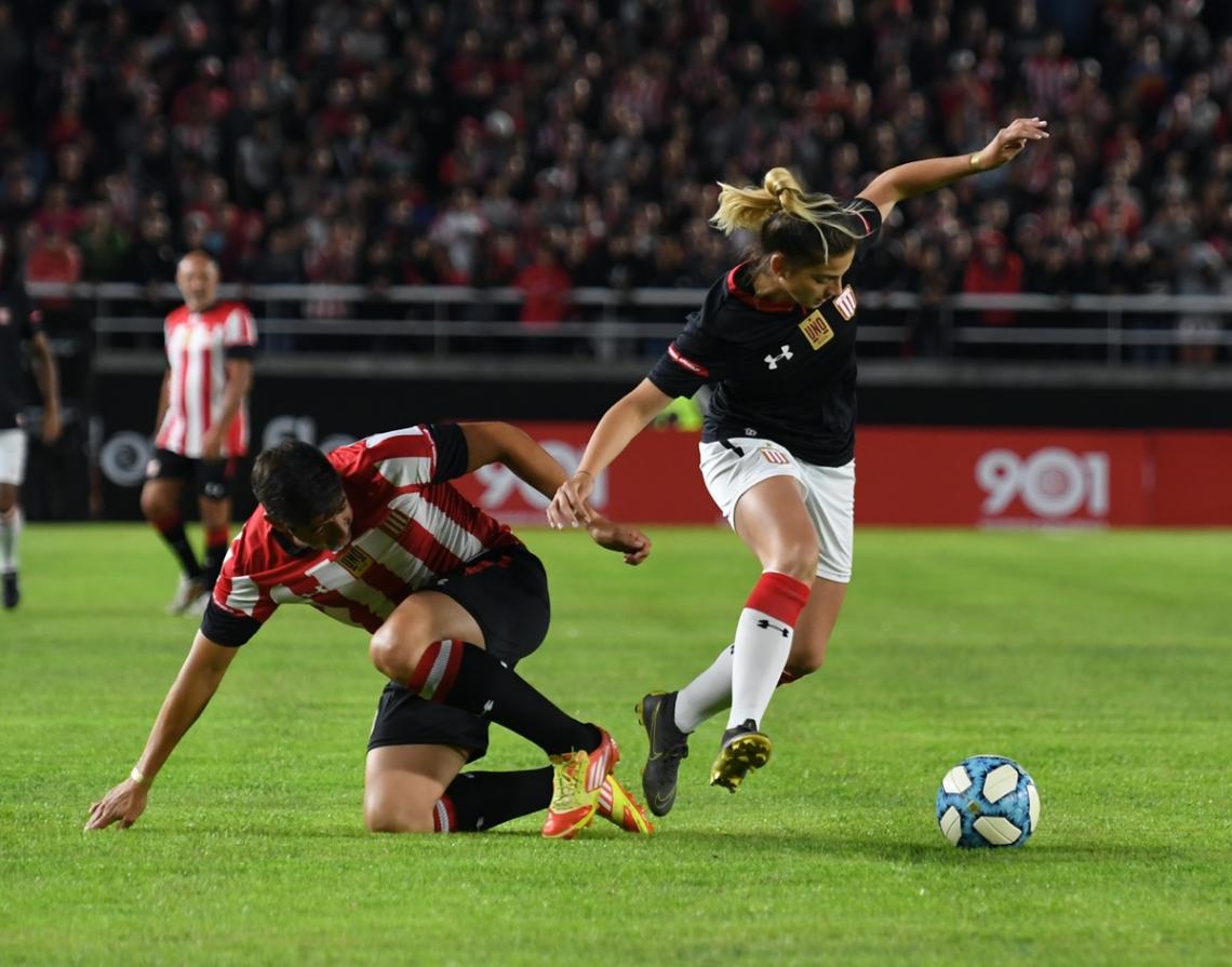 Las chicas del plantel de Estudiantes fueron participes de la fiesta y convirtieron goles para ambos equipos.