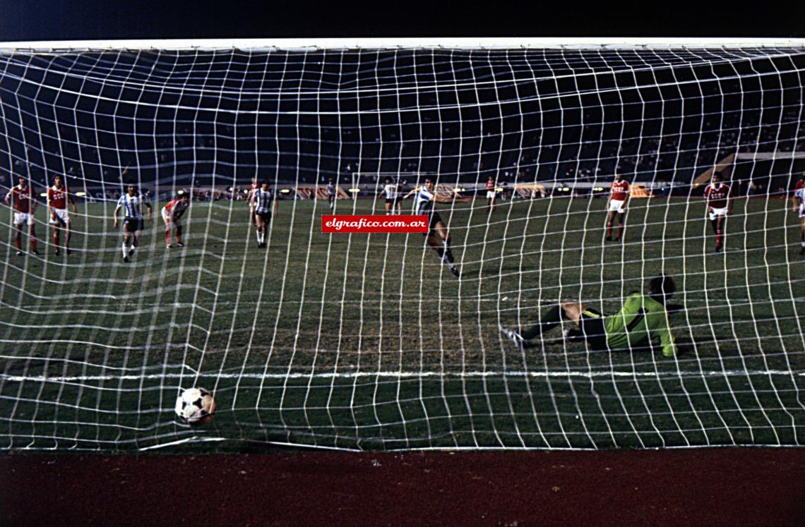 Imagen Alves marca el primer gol de Argentina, fue de penal. Era el 1 a 1 parcial, ya que para la Unión Soviética había abierto el marcador Ponomarev.