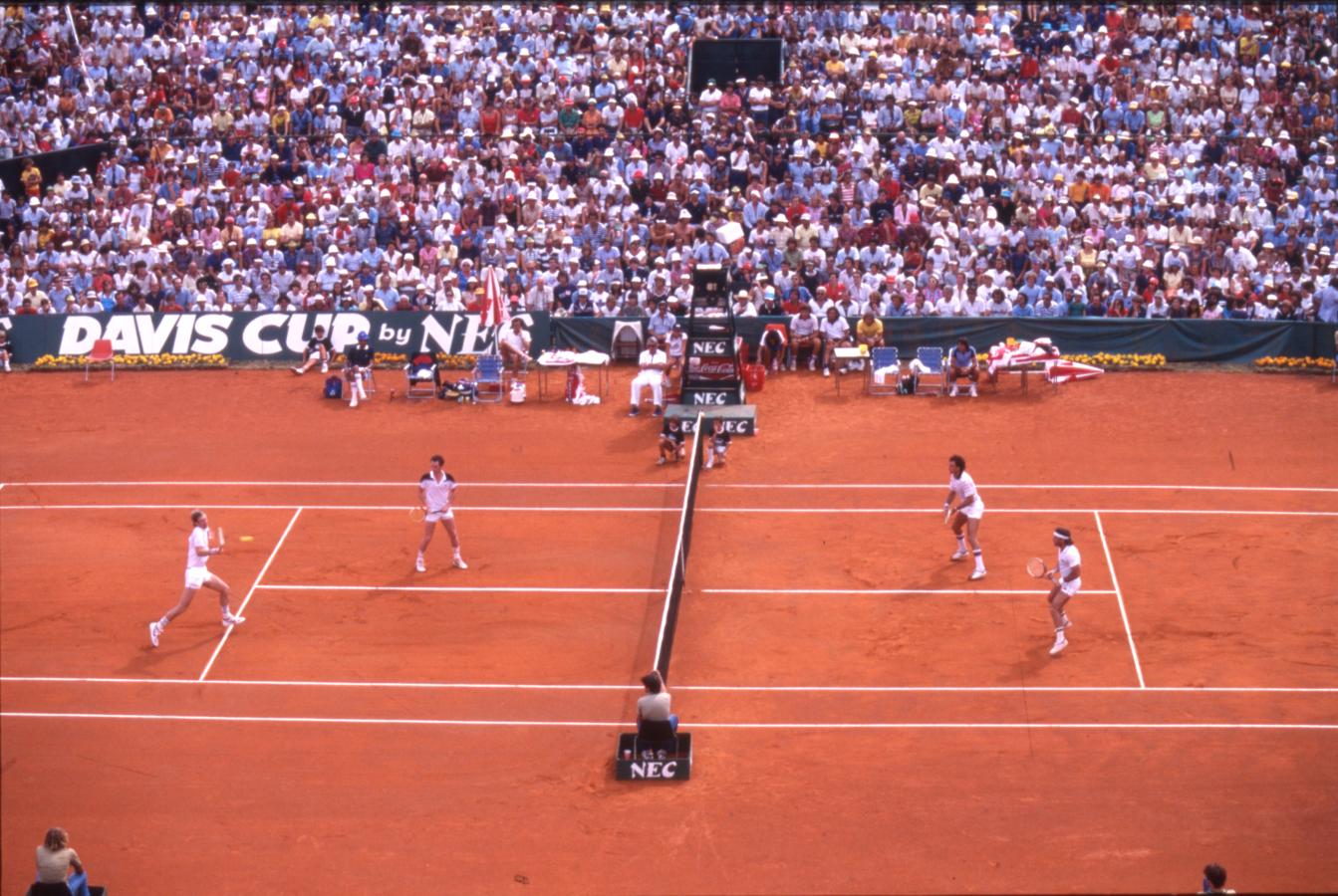 Imagen De un lado, McEnroe y Fleming; del otro, Vilas y Clerc.