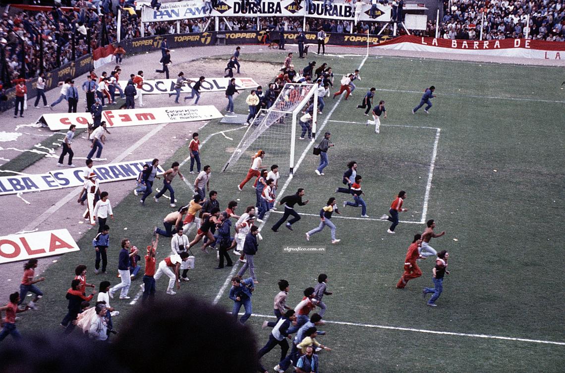 Imagen 19.21. En La Plata se anuncia el final. Parece ser la orden que desata el bochorno y la vergüenza en Caballito. La invasión de público impide un rito esperado: la vuelta olímpica de Argentinos Juniors.