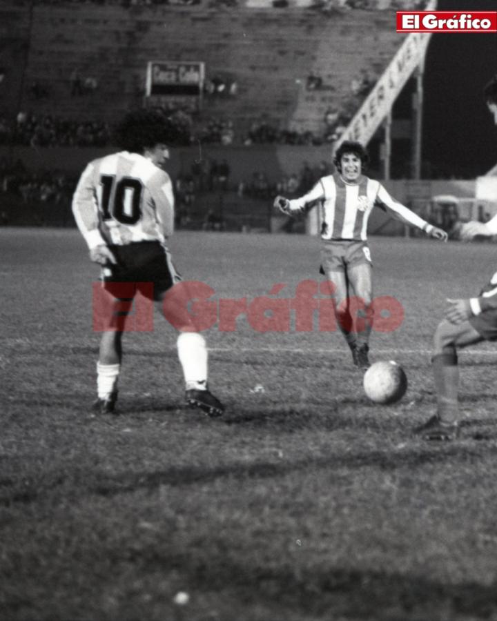 Imagen La primera vez de Maradona con la diez de Argentina