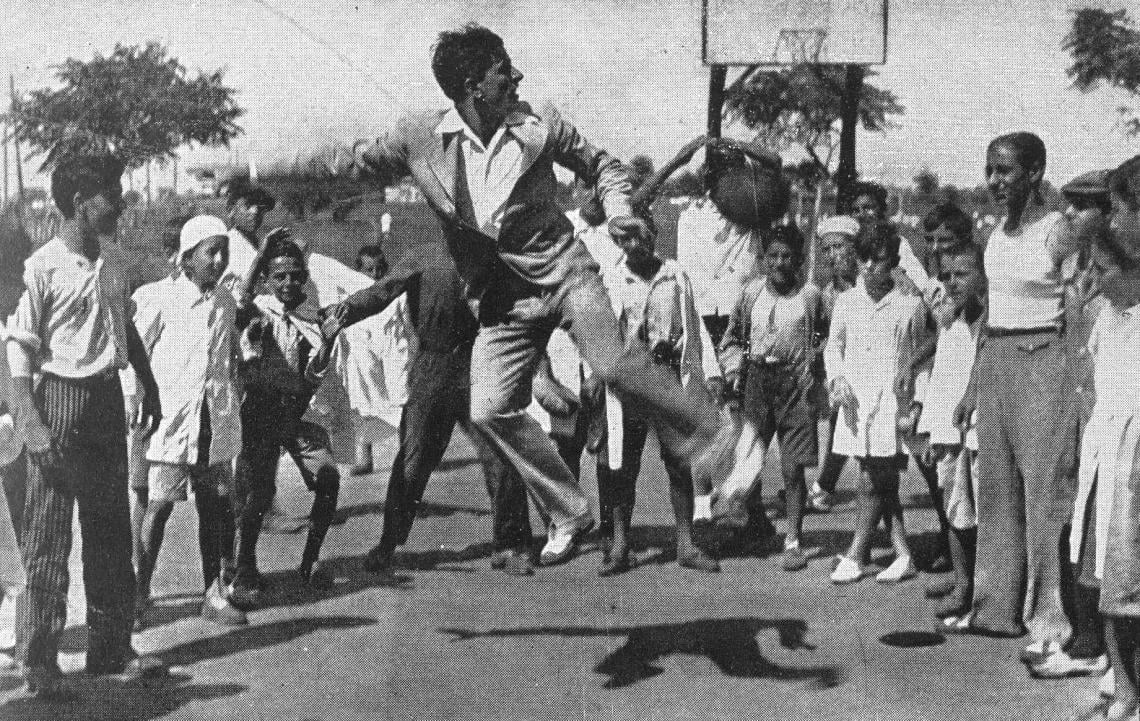 Imagen Haciendo un taquito en presencia de algunos pibes de la Colonia de Niños Débiles "Los Perales", lugar a donde concurre con frecuencia y en donde actúa como referee de fútbol... porque son chicos y no pueden cascarlo.