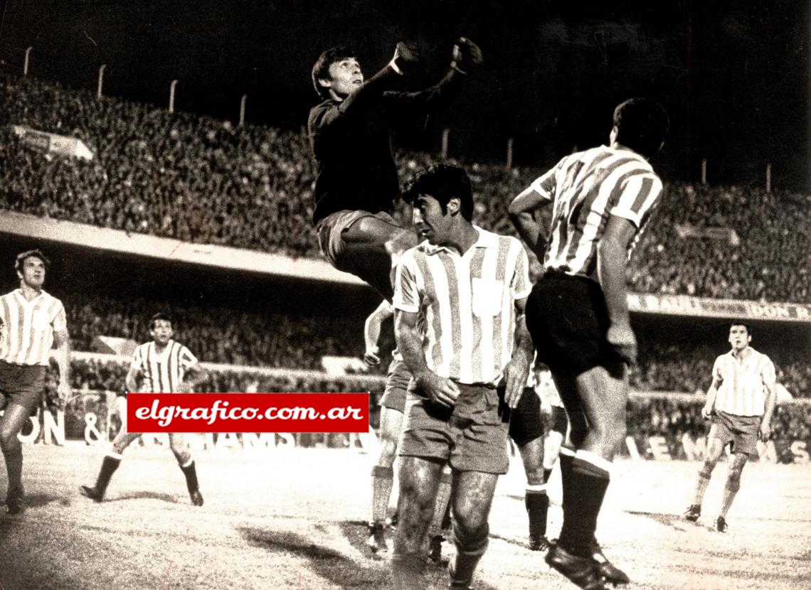 Imagen Los grandes duelos frente a Estudiantes. Siempre la Copa en el medio. La mirada fija, los músculos tensos, los puños apretados y la exuberancia del físico.