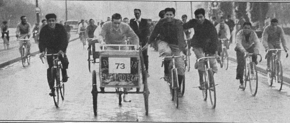 Imagen Enríquez está a cinco cuadras de la llegada y continúa pedaleando enérgicamente.