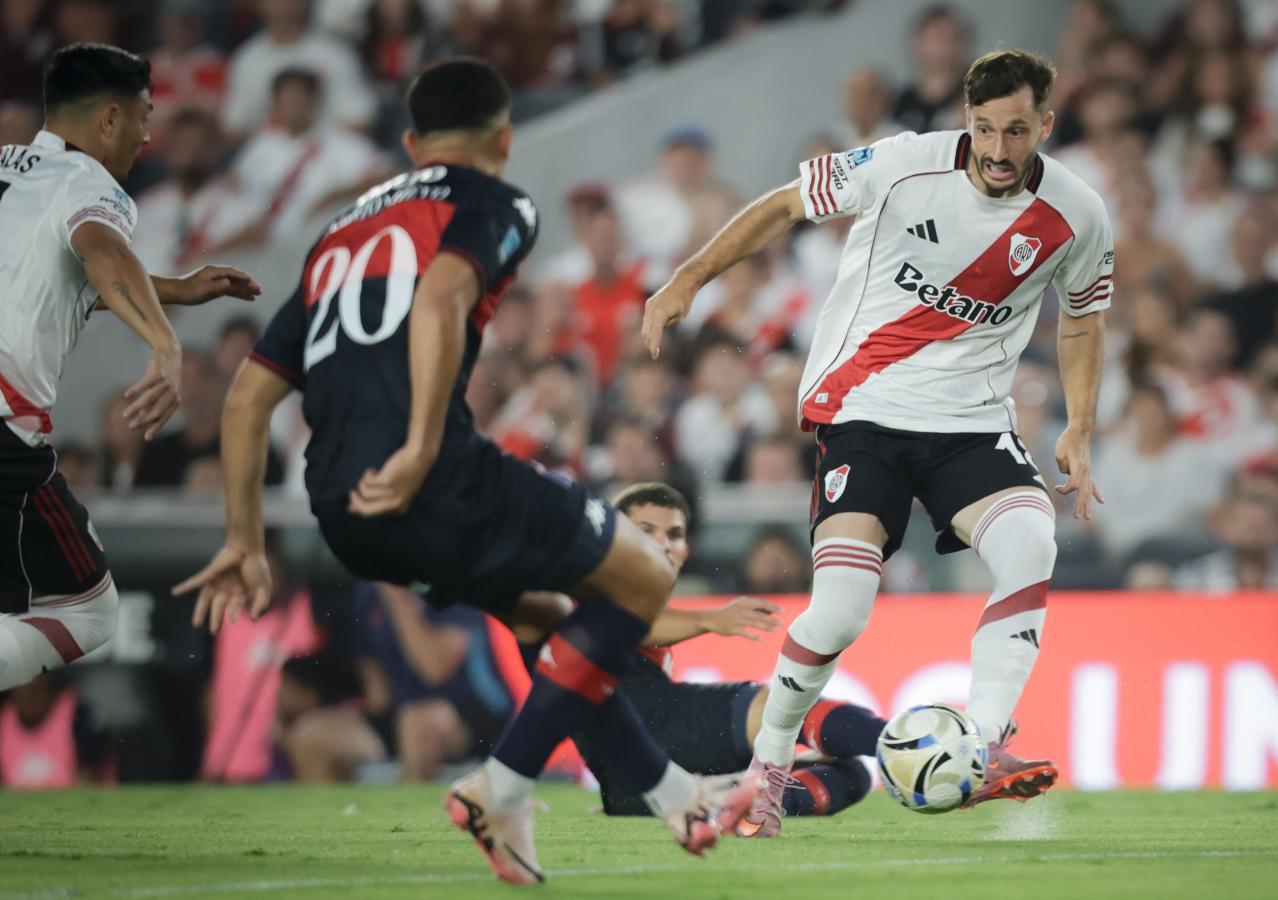 Imagen Matías Viña solamente duró en cancha 45 minutos el sábado pasado. Fotobaires.