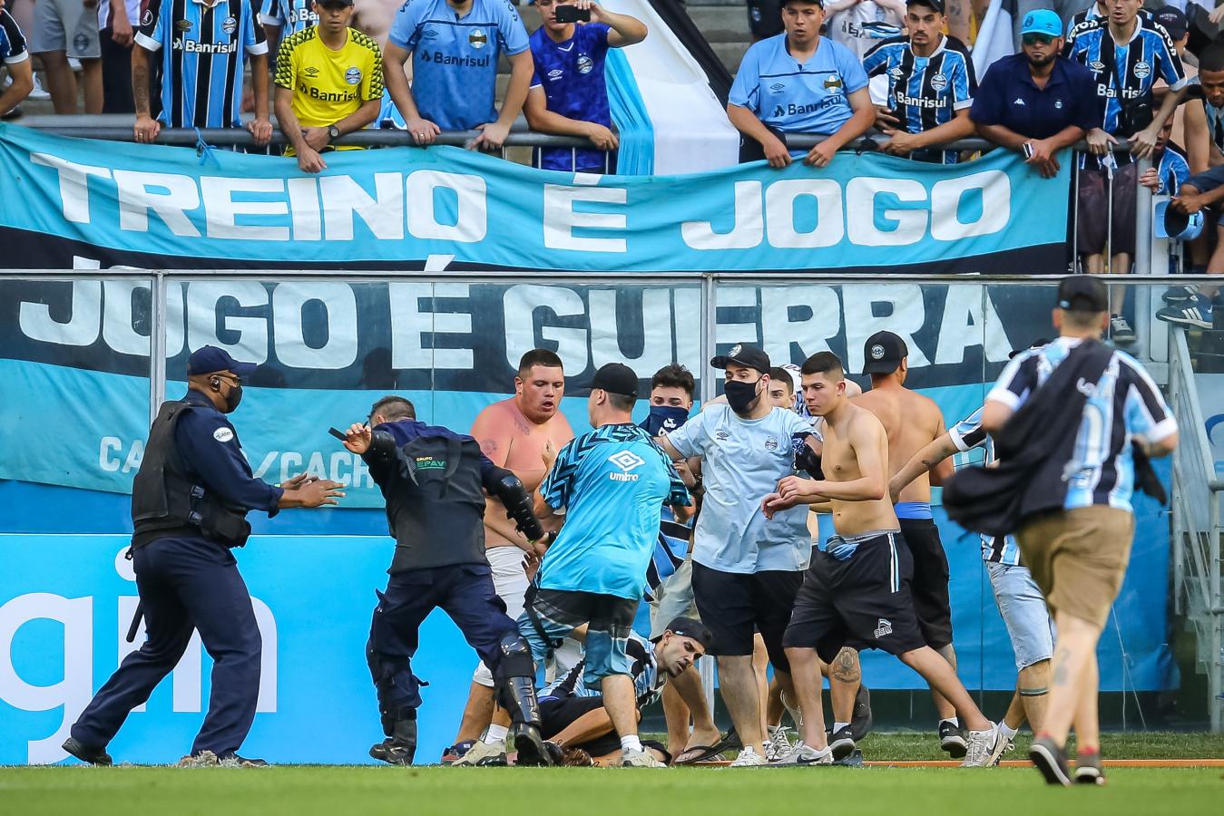 Imagen El cruce entre los hinchas y la policía (Pedro H. Tesch / AGIF / AGIF via AFP)