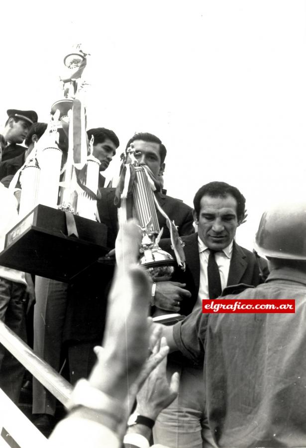 Imagen Nicolino llega a Buenos Aires con la copa bajo el brazo.