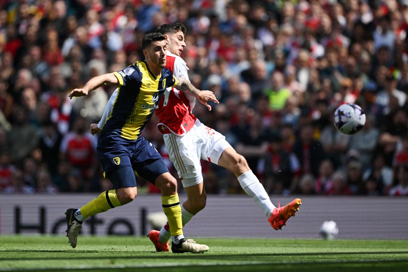 Imagen Marcos Senesi disputa el balón con Kai Havertz. Foto: AFP