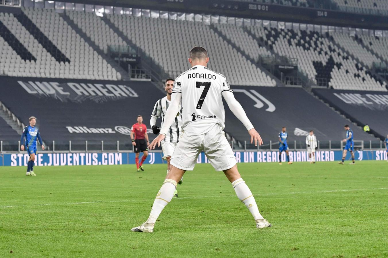 Imagen El clásico festejo del portugués. Cristiano Ronaldo es una bestia demoledora.