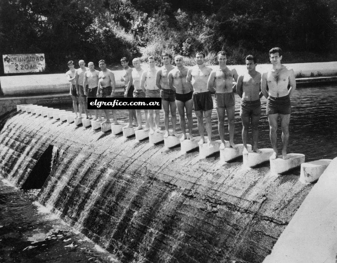 Imagen Trece de los jugadores del plantel campeón 1963, posan sobre un dique para el fotógrafo de El Gráfico Humberto Speranza.