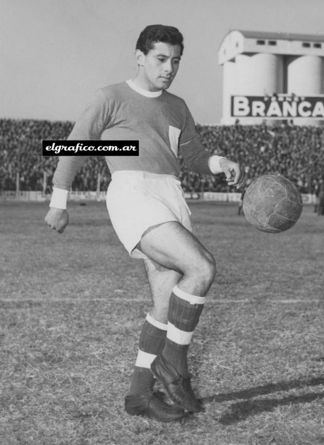 Imagen ERNESTO HUMBERTO JUAREZ, oriundo de San Miguel de Tucumán, nació el 16 de diciembre de 1934. Liverpool (en un torneo de baby fútbol), Villa 9 de Julio y Sportivo Guzmán fueron sus anteriores clubs. Integró la selección juvenil de la Federación Tucumana y combinados de la misma entidad en varias oportunidades. 