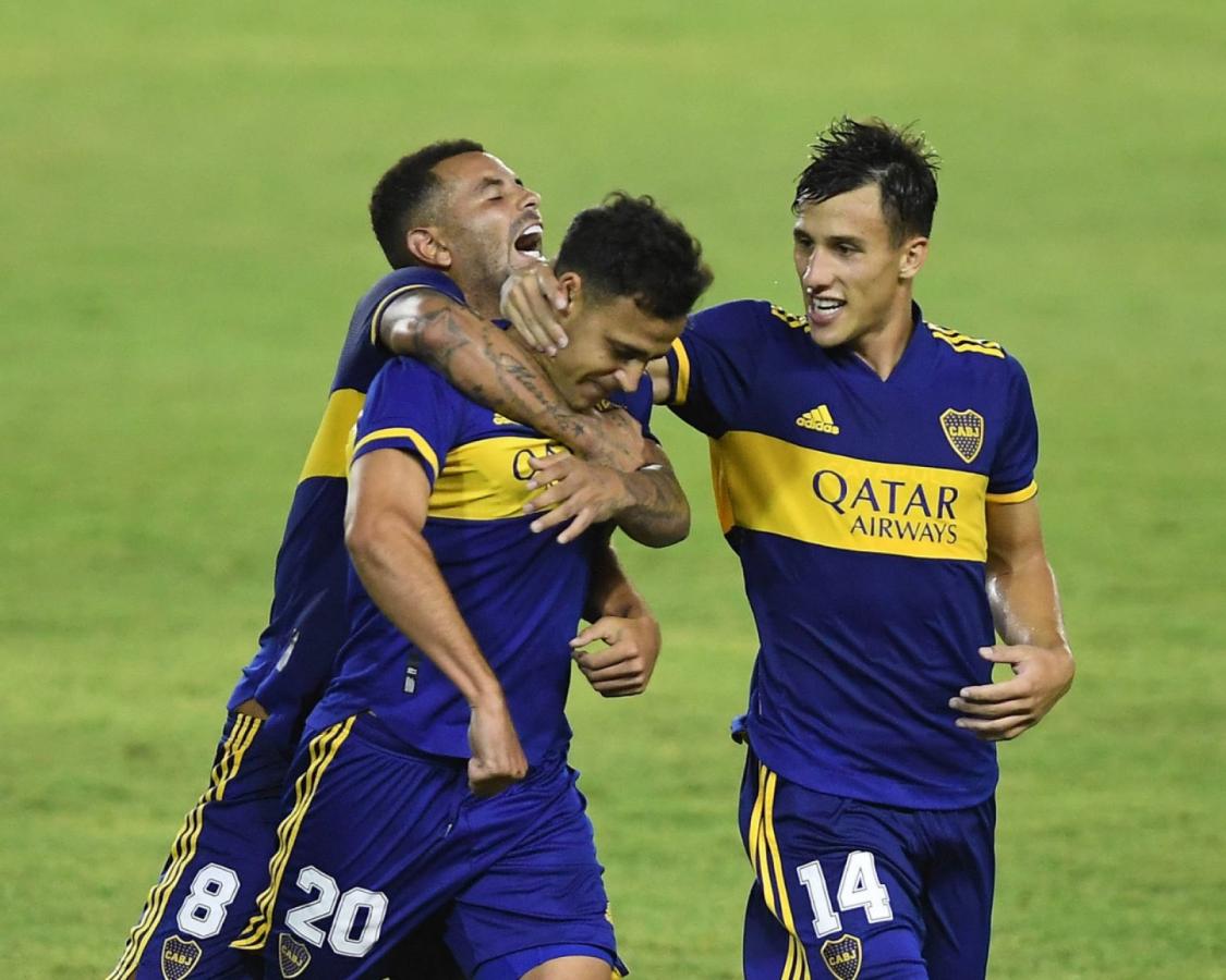 Imagen Edwin Cardona sonrie, junto a Javier García las figuras de Boca Juniors.