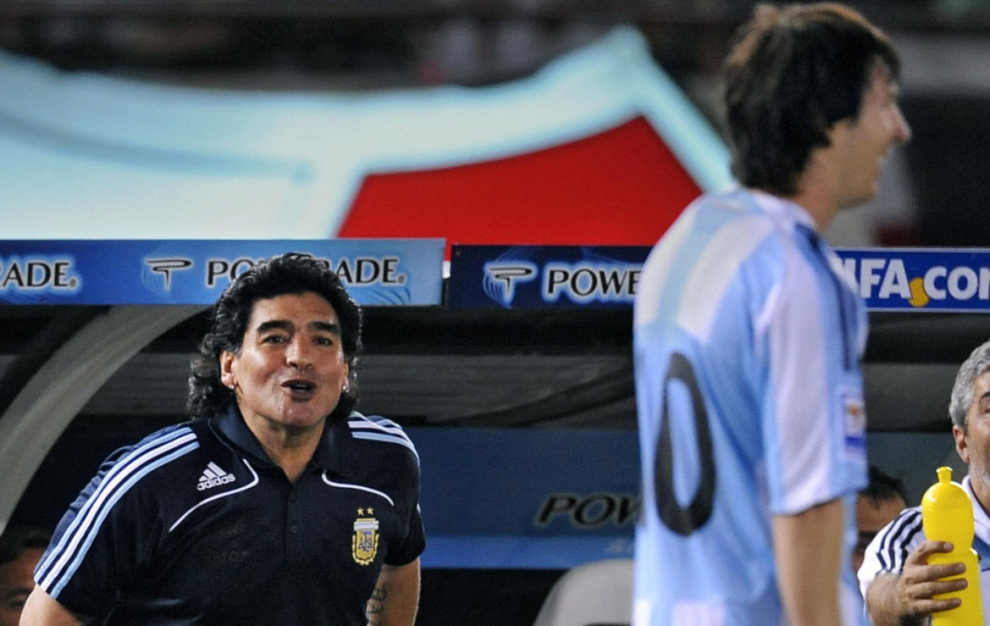 Imagen de De 10 a 10: a 15 años del debut de Maradona como DT de la Seleción y de Messi con la N°10 en la mayor