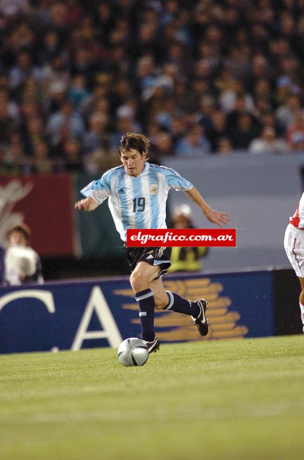 Imagen El 19 fue el número que eligió para usar en la Selección, pero Maradona quiere verlo con el 10 en el Mundial. Aquí frente a Perú.