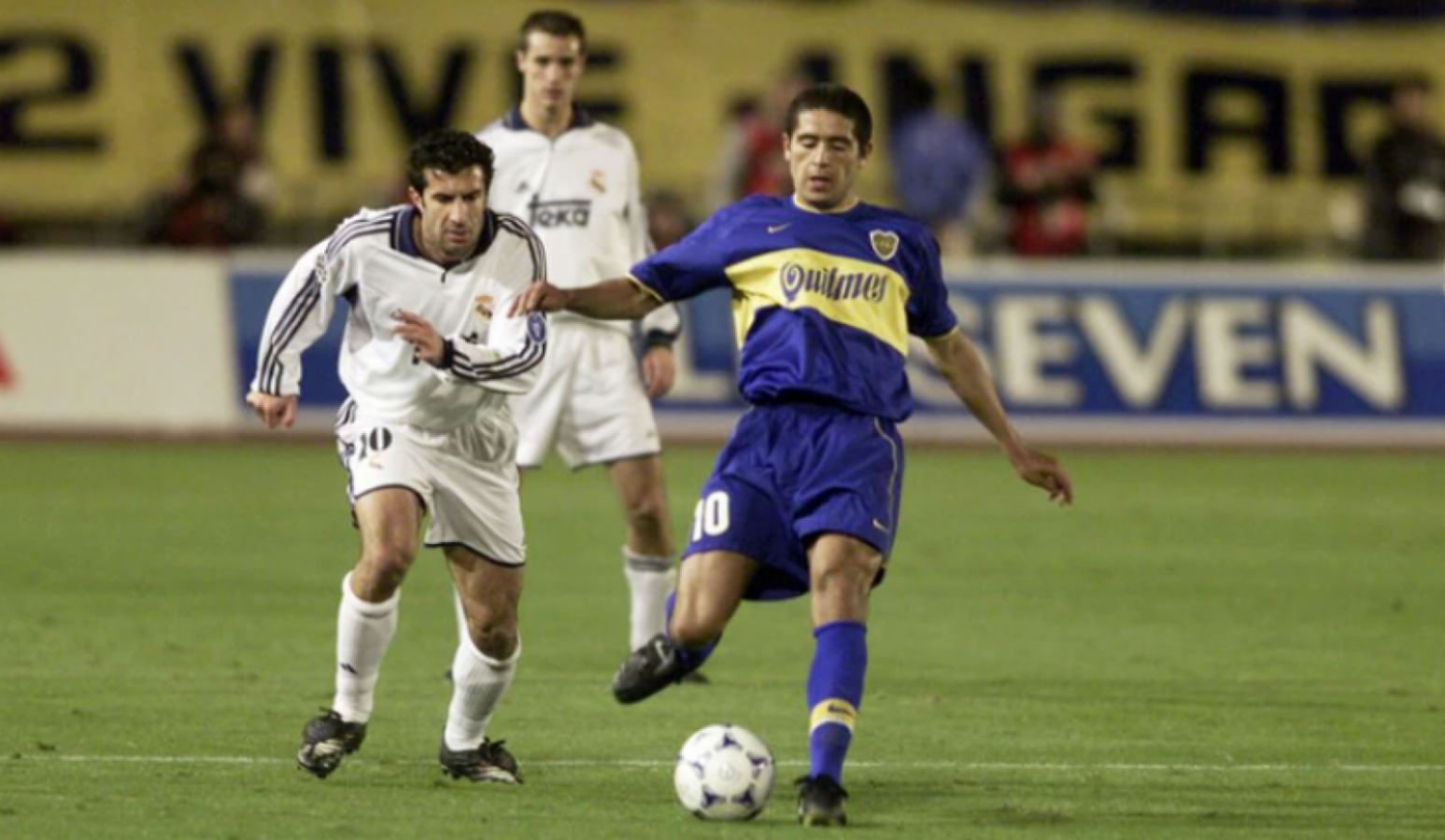 Imagen Riquelme tuvo una actuación consagratoria ante Real Madrid. Figo lo sigue de cerca.