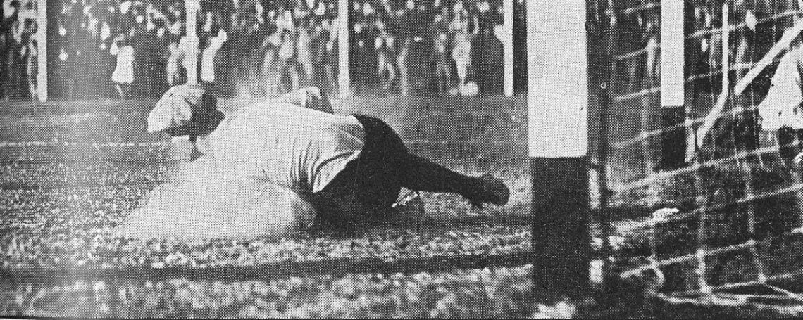 Imagen El arquero de Gimnasia, que habría de ser vencido seis veces, detiene un violento tiro de Zozaya, el siempre peligroso centreforward de Estudiantes de La Plata. 