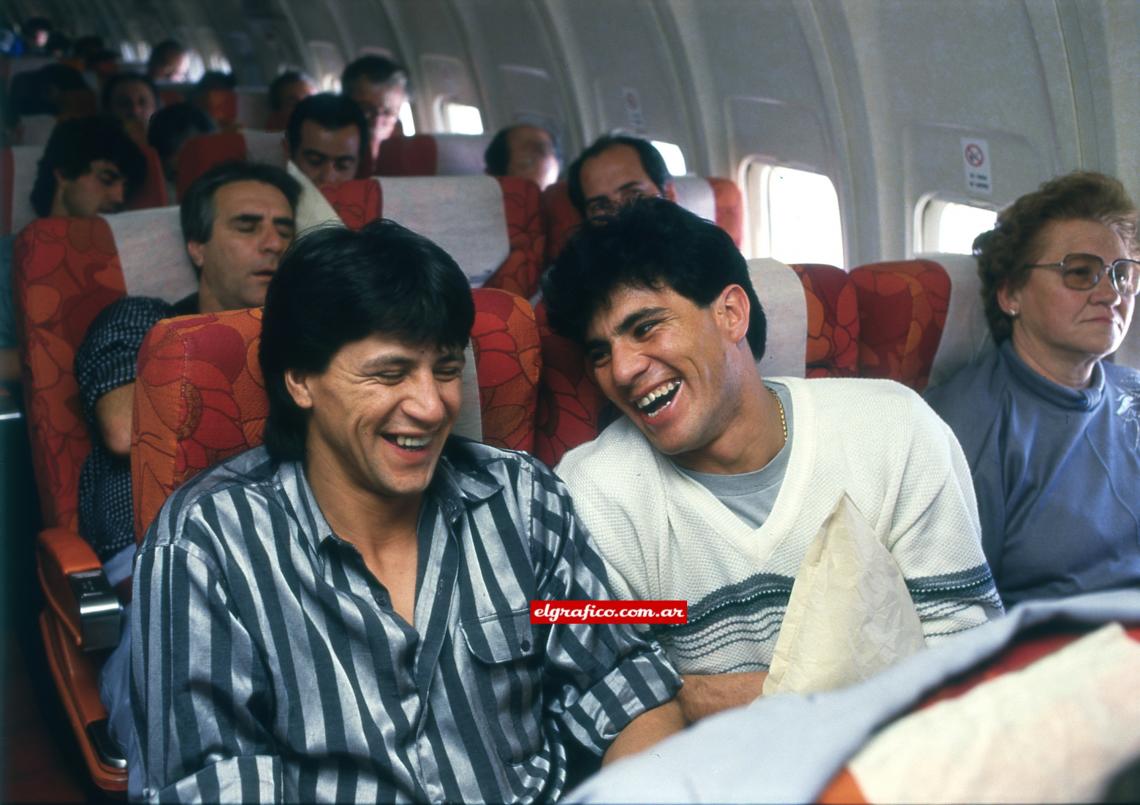 En el avión, con su compañero. Pedro Damián Monzón.