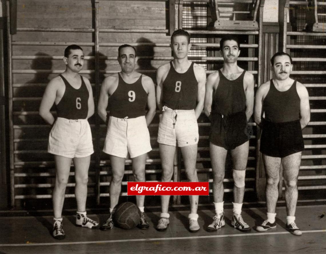 Imagen El dorso de esta fotografía dice: “Team de cronistas que defendió los prestigios del cuarto poder. (Ahora debe ser como quinto o sexto). De izquierda a derecha: Víctor H. D'Angelo, Ricardo Lorenzo, Alfredo Rutschi, Itata Alfredo Ferrito y A. Diana Costa”.