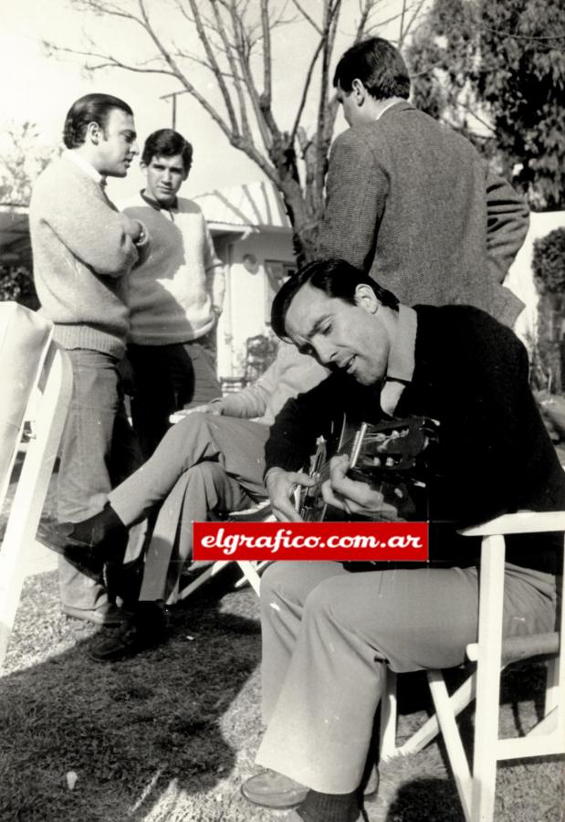 Imagen Coco con su guitarra.