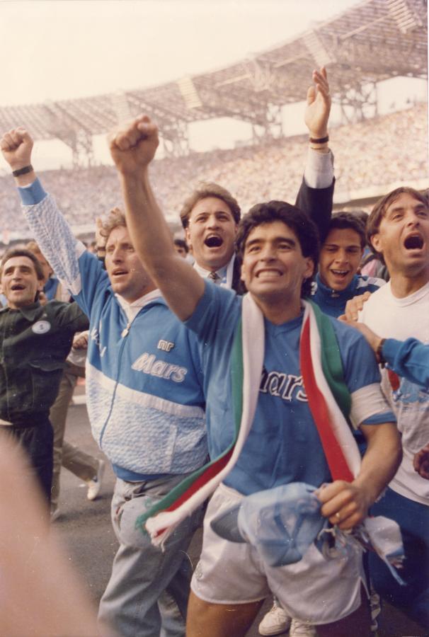 Imagen Puño en alto, de cara a su gente: Diego Maradona en el San Paolo, territorio que lo vio brillar