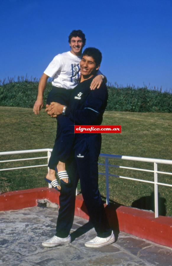 Richotti era el base de la Selección de aquel momento y en esta foto se da cuenta de la exagerada diferencia de altura con González.