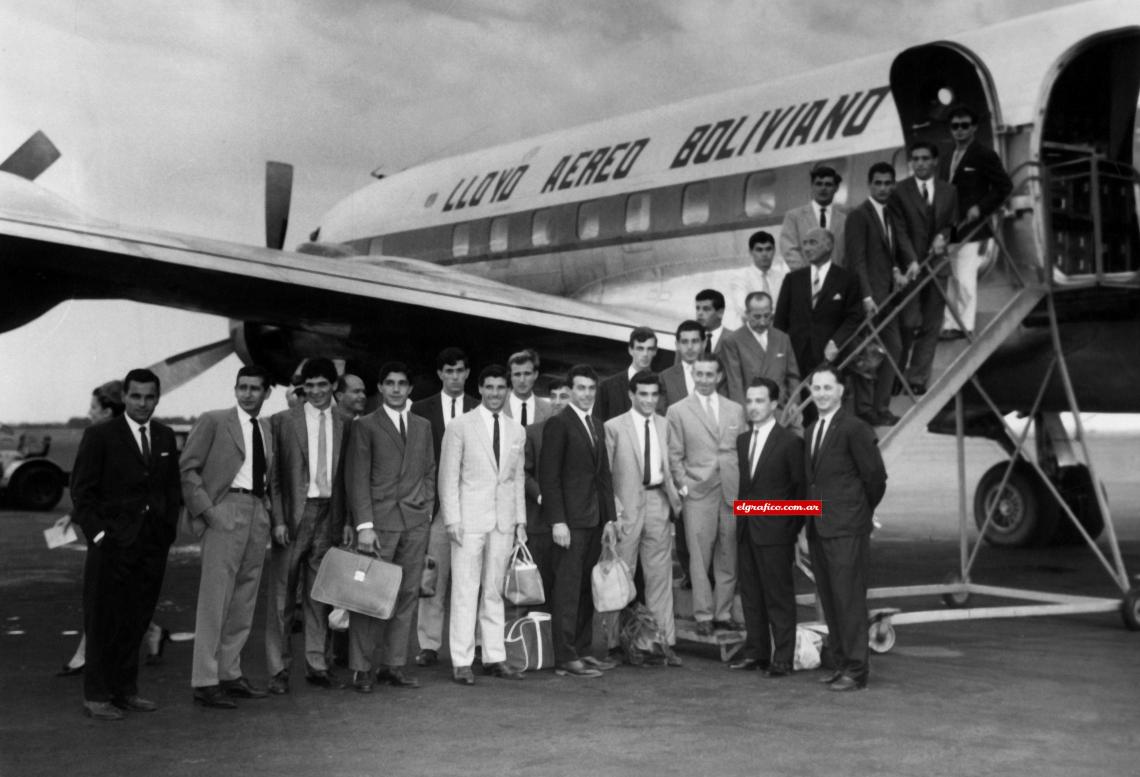 Imagen El plantel argentino parte rumbo a Bolivia, para disputar el Sudamericano de 1963.