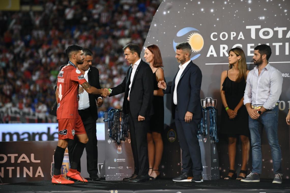 Galeano recibe la medalla.