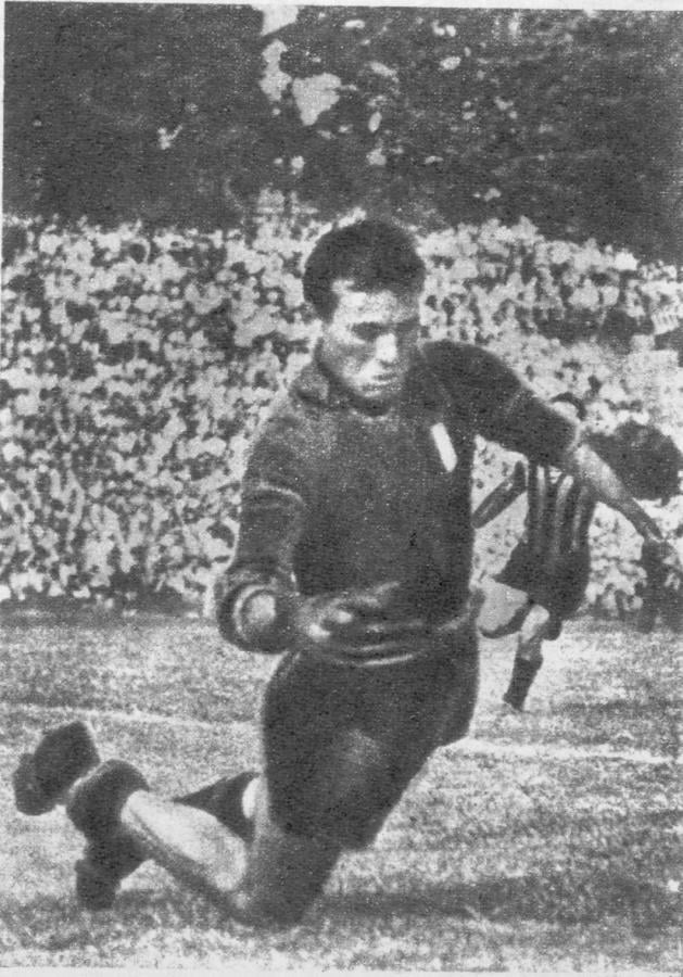 Imagen El arquero Valerio Bacigalupo era famoso en toda Europa. El fútbol de Italia tenía resuelta, con él, la difícil cuestión de su guardavalla internacional. A Bacigalupo, crack del equipo campeón, se le designaba, más que sin discusión, sin titubeos. Este espléndido atleta ha muerto en la tragedia de Turín. 