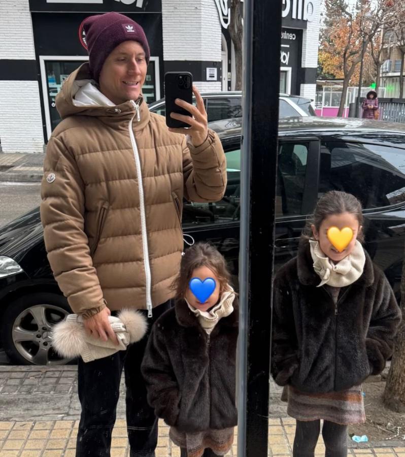 Imagen Ander Herrera, junto con sus hijas de rostro "azul y oro".