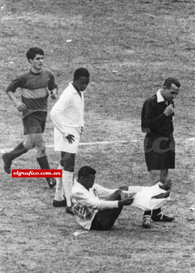 Imagen 1962. Pelé se cambia el pantalón en cancha de Boca. Foto: Legarreta.