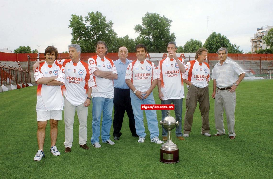 Con la libertadores que los llevó a Tokio posan el Pepe Castro, Ereros, Yudica, Corsi, Lemme, Vidallé y Domenech.