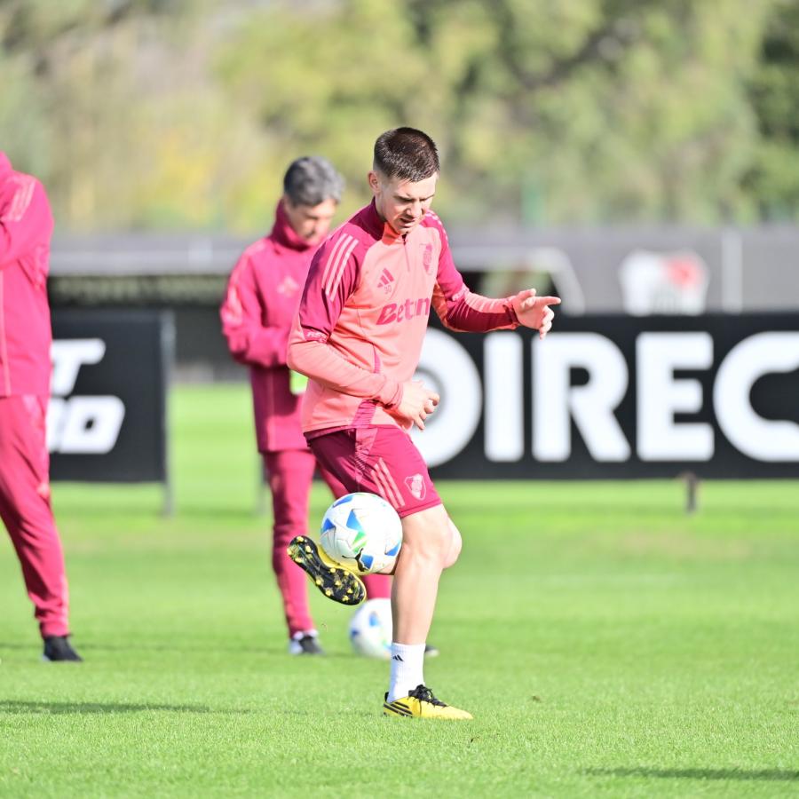 Imagen Franco Mastantuono se divierte en la práctica. Este martes comandará el ataque de River.