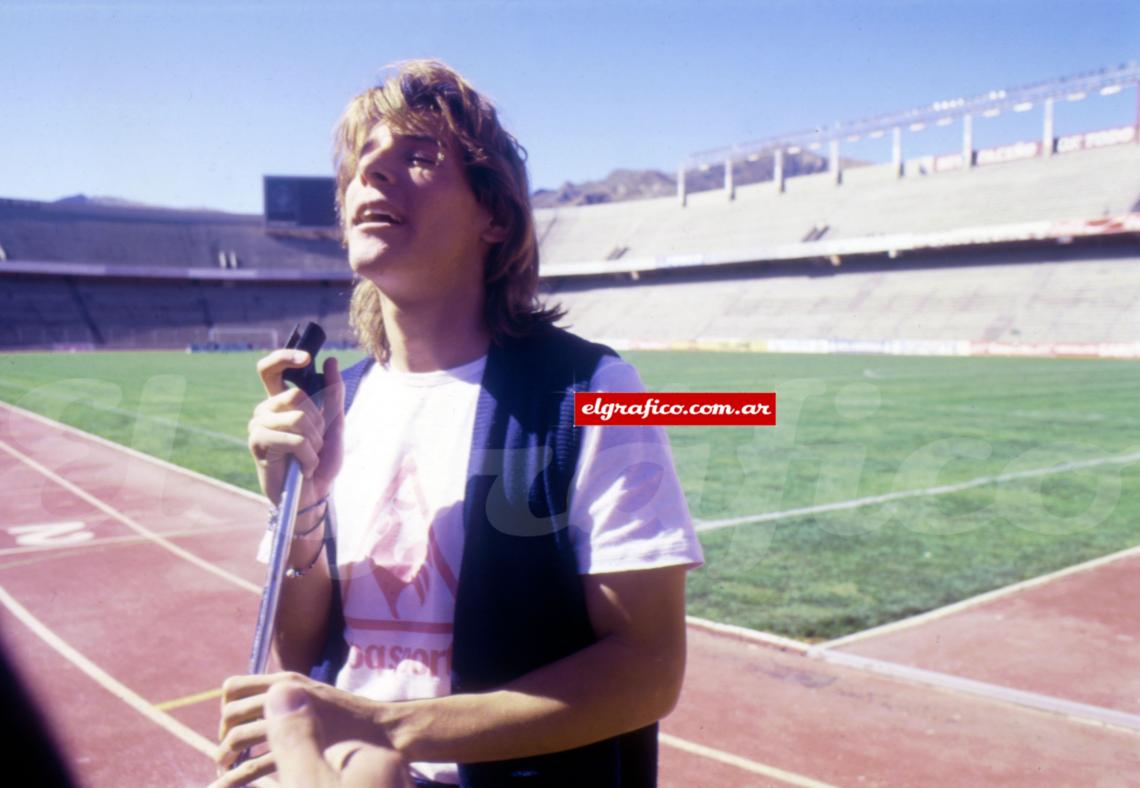 Imagen Agarrando un micrófono preparado para la ceremonia inaugural en el Estadio Olímpico de La Paz, cuando jugó el Torneo Preolímpico: Claudio imitó a The Cure y Sting, sus preferidos.