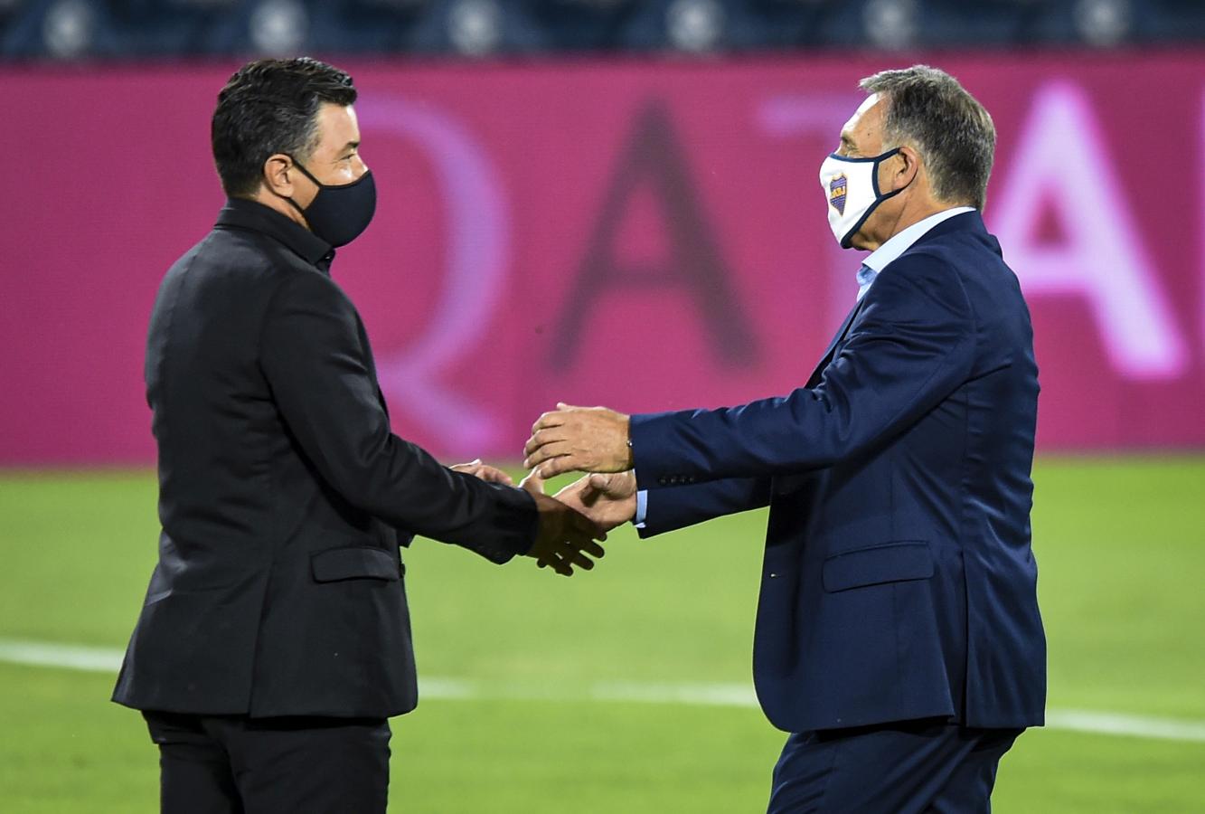 Imagen El saludo entre Russo y Gallardo en el reciente 2-2 por la Copa Maradona
