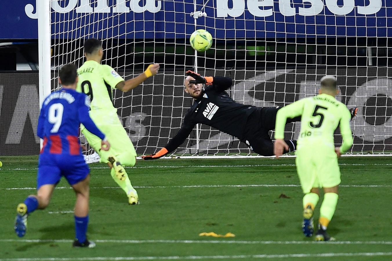 Imagen Suárez pica el penal sobre la hora, anota su gol oficial número 500 y le da el triunfo al Atlético de Madrid. Legendario.