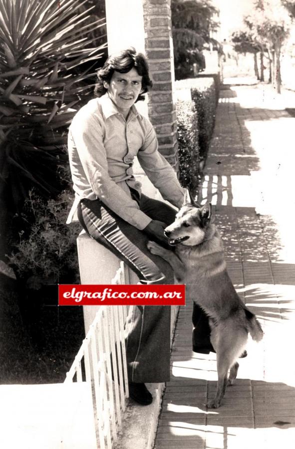 Imagen Ramón Héctor Ponce, con "Pepe", su perro, uno de los cachorros más distinguidos del barrio. Desde que llegó de Goya, Mané no abandonó San Antonio de Padua...
