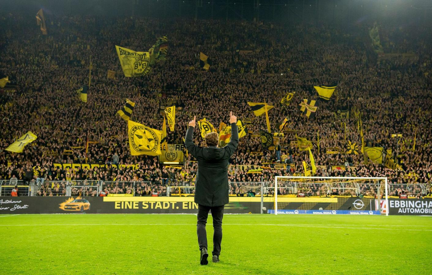 Imagen Terzic saluda a la mítica Südtribüne.