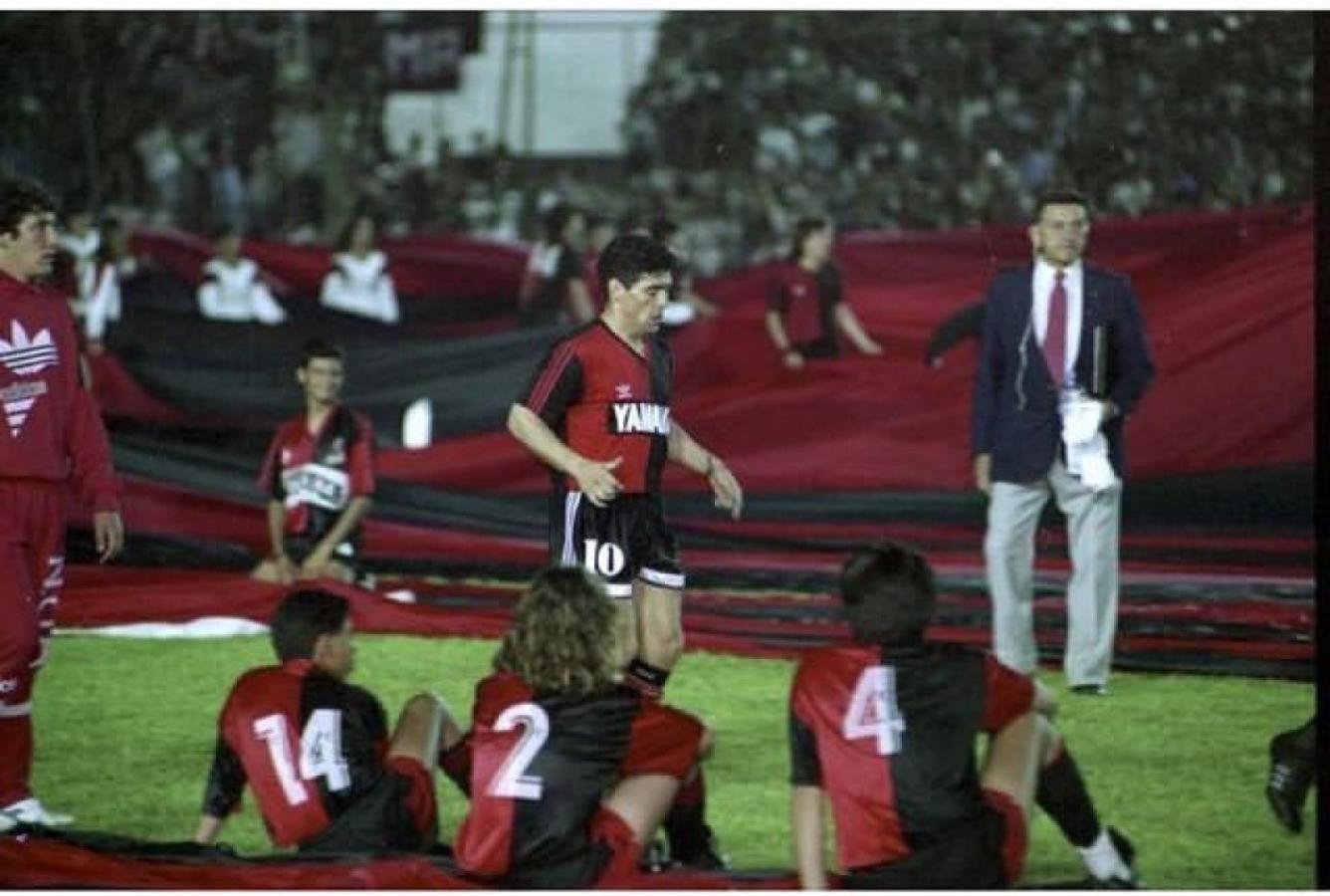 Imagen 1993: Revolución en Rosario por la llegada de Maradona a Newell's. Un Scaloni niño estuvo allí 