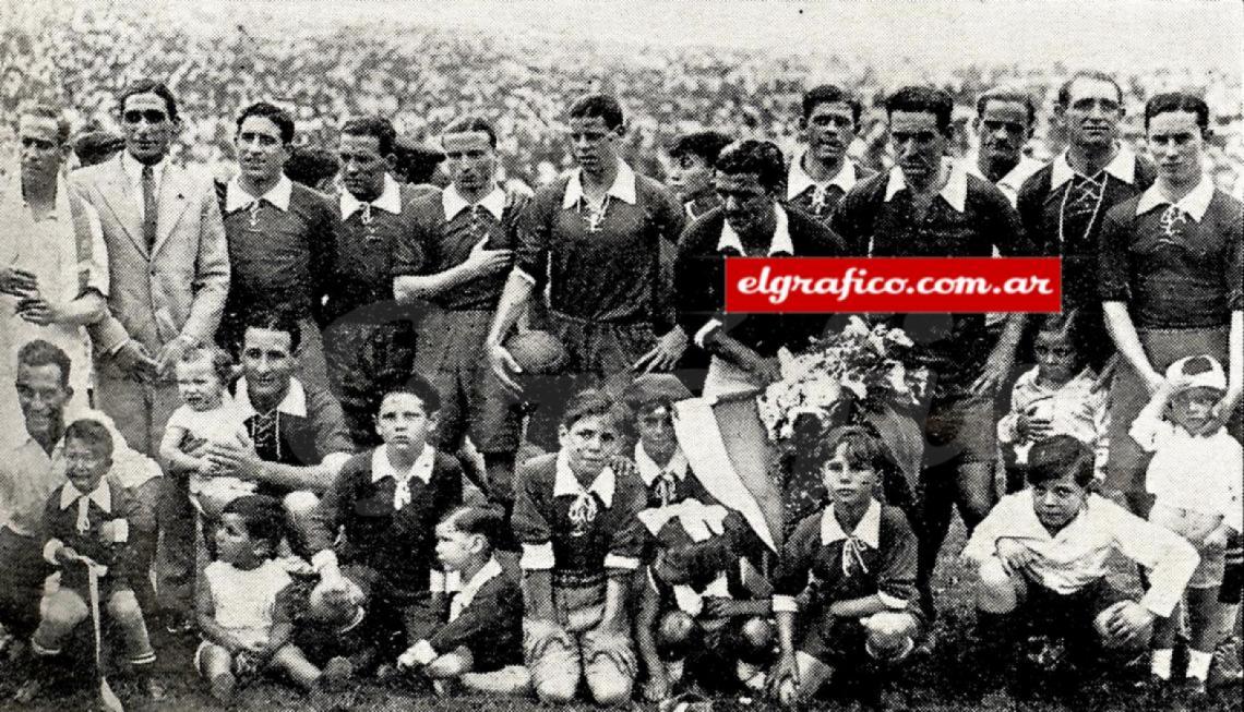 Imagen Entre medio de tanto piberío está el team de Independiente que empato la primera colocación con River en el torneo de 1932.
