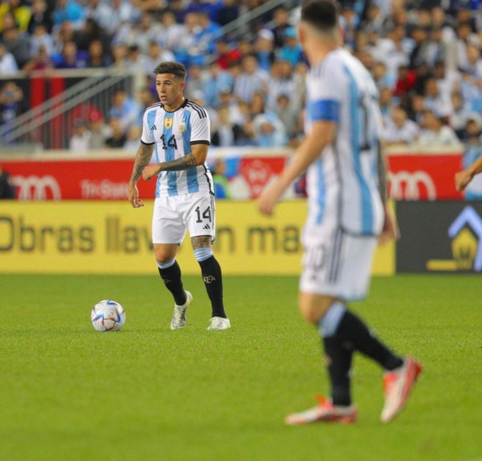 Imagen Enzo Fernández, el dueño de la pelota bajo la atenta mirada de Messi. (IG: @enzojfernandez)