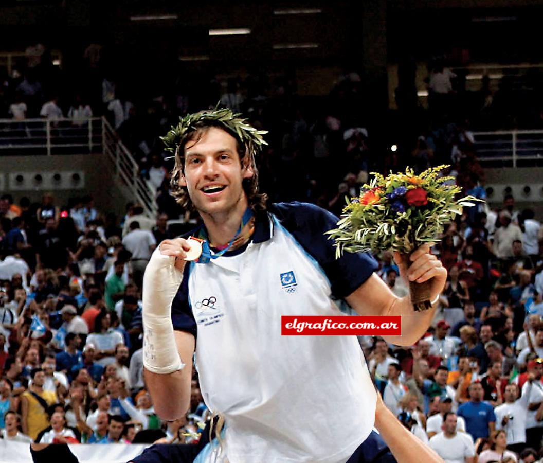 Imagen La medalla de oro de Atenas 2004 en su mano derecha enyesada. Un alevoso golpe de Stephon Marbury (EE.UU.) lo dejó sin final. Pero no le quitó la gloria.