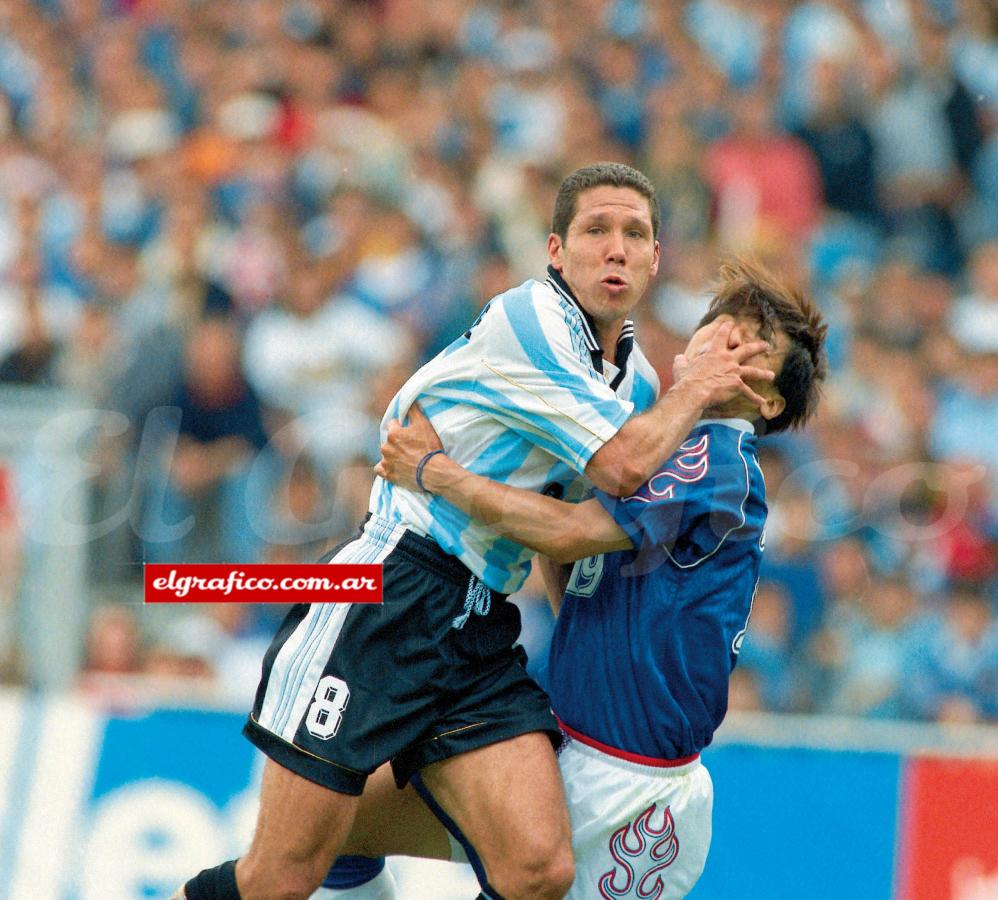 Imagen En el Mundial de Francia 1998 contra Japón, con la vehemencia que lo caracteriza.