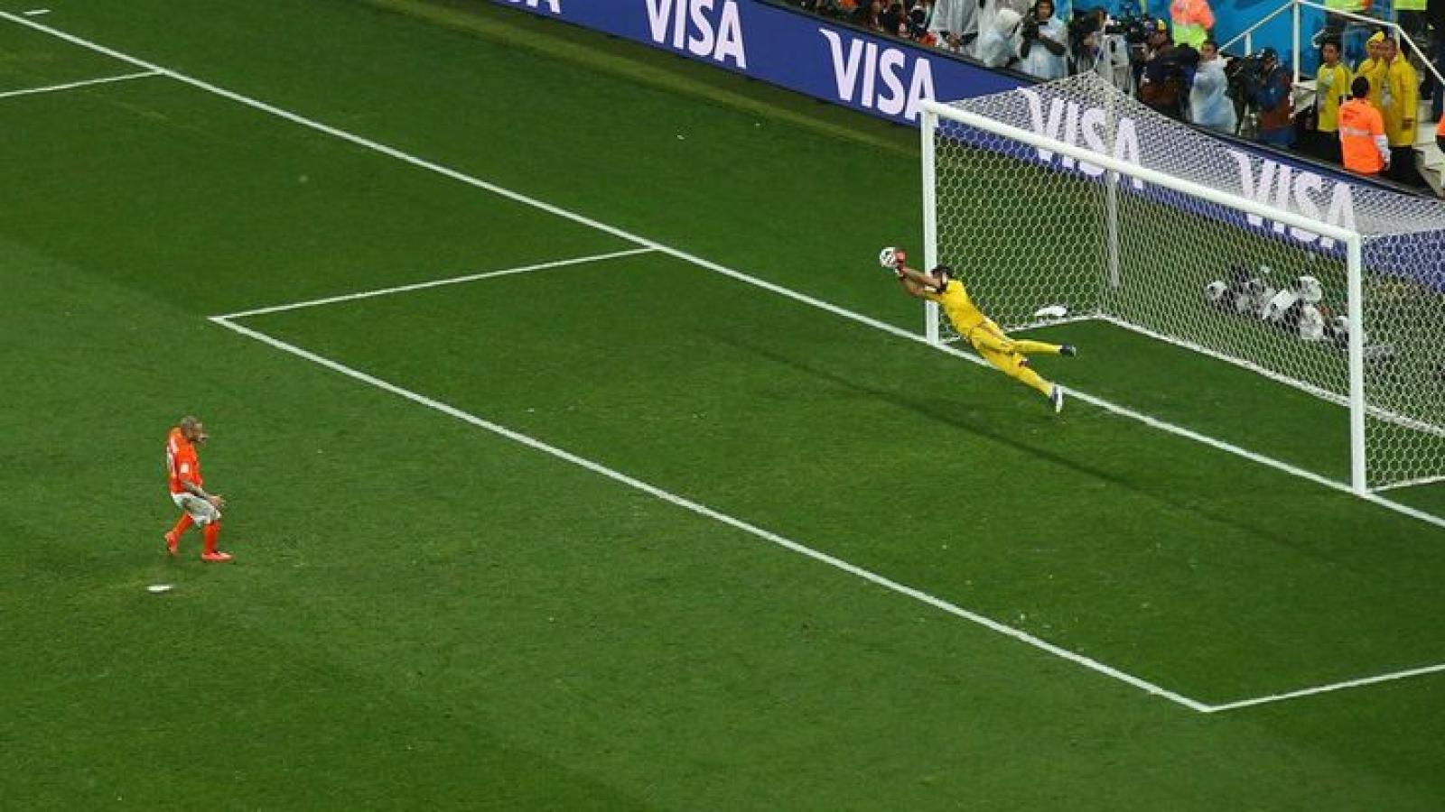 Imagen El enganche neerlandés falló su penal en Brasil 2014: Chiquito Romero le atajó el remate.