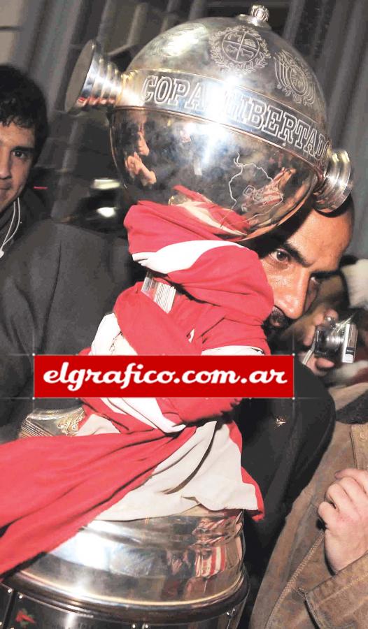 Verón, la Libertadores y los colores del alma, en la llegada del Pincha al Palacio Municipal de La Plata, tras ganar en Brasil.