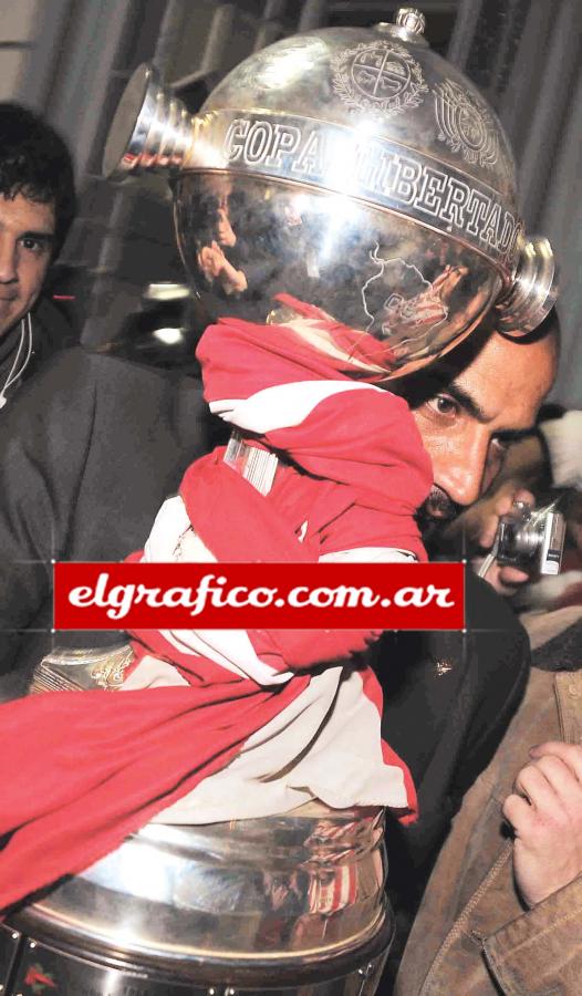 Imagen Verón, la Libertadores y los colores del alma, en la llegada del Pincha al Palacio Municipal de La Plata, tras ganar en Brasil. 