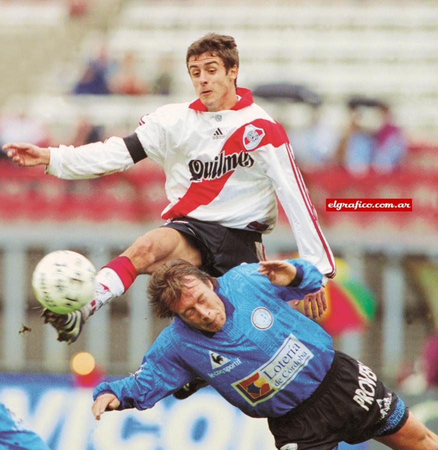 Imagen Pablo César Aimar semeja un bailarín con su fútbol etéreo que lo lleva a transitar el campo en puntas de pie o elevado en un pedestal imaginario. Jugó muy bien, metió dos pases gol y sigue amenazando con transformarse en un talento de época.