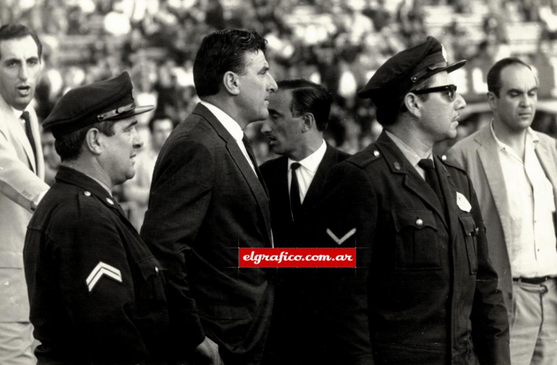Imagen Su carrera como director técnico comenzó en Huracán, luego pasó a River y más adelante dirigió a la Selección Argentina en 1962.